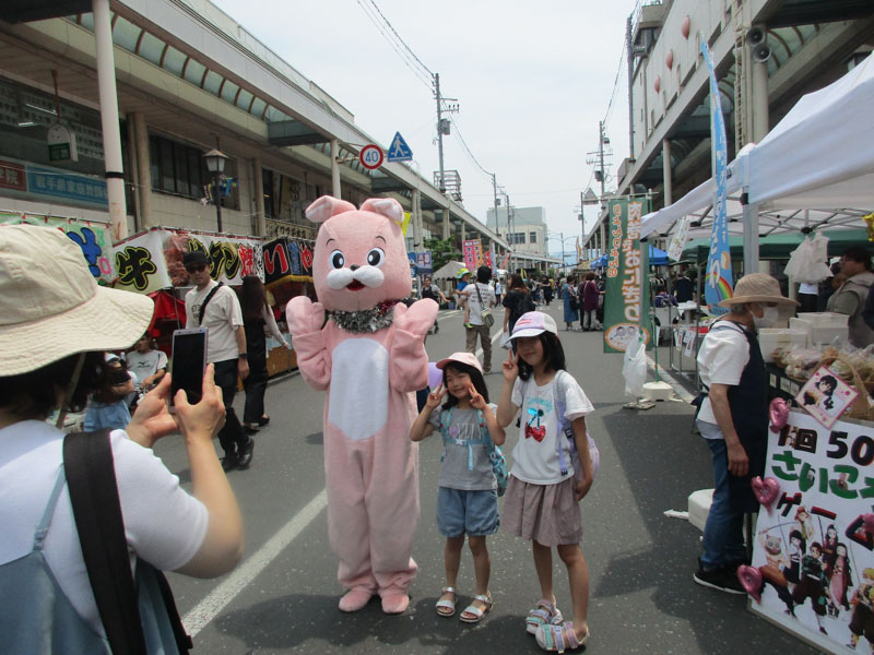 6月　あきんどまつりでうさぎ登場